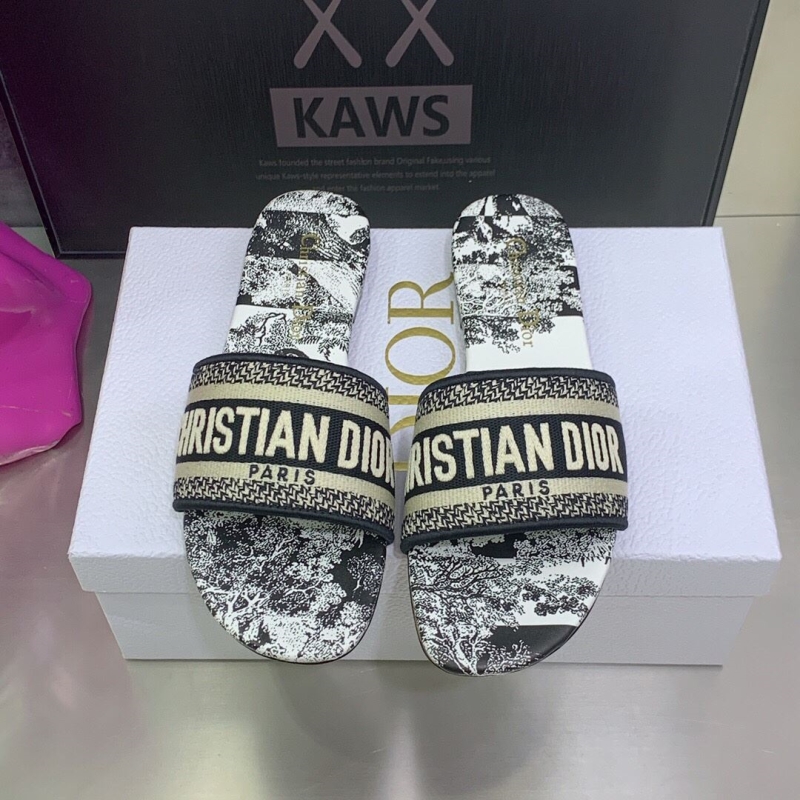 ch**an D*or slippers